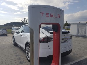 Hier sehen Sie eine elektrische Ladestation von Tesla.