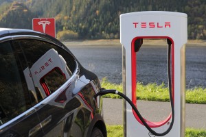 Ein Tesla lädt an einer Superchargerer-Ladesäule. Hier steht eine Verdopplung der Ladesäulen an.