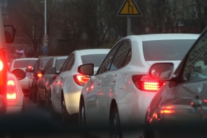 Ein Verkehrsstau mit mehreren Fahrzeugen verursacht Feinstaub