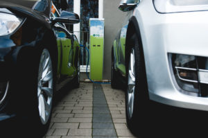 FG.de Ladesäule in Regensburg, links und rechts stehen jeweils Tesla-Autos