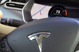 Das Teslalogo auf dem Lenkrad im Model S