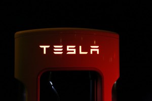 Einer von 5000 Tesla-Superchargen. Bald steht eine Verdoppelung auf bis zu 10000 an.
