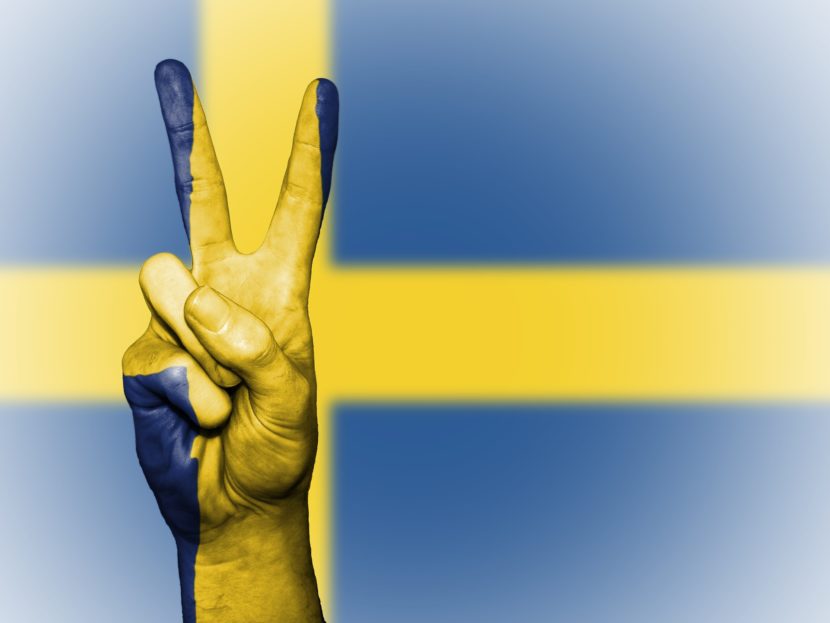 Die schwedische Fahne zeig ein gelbe Kreuz auf blauem Grund